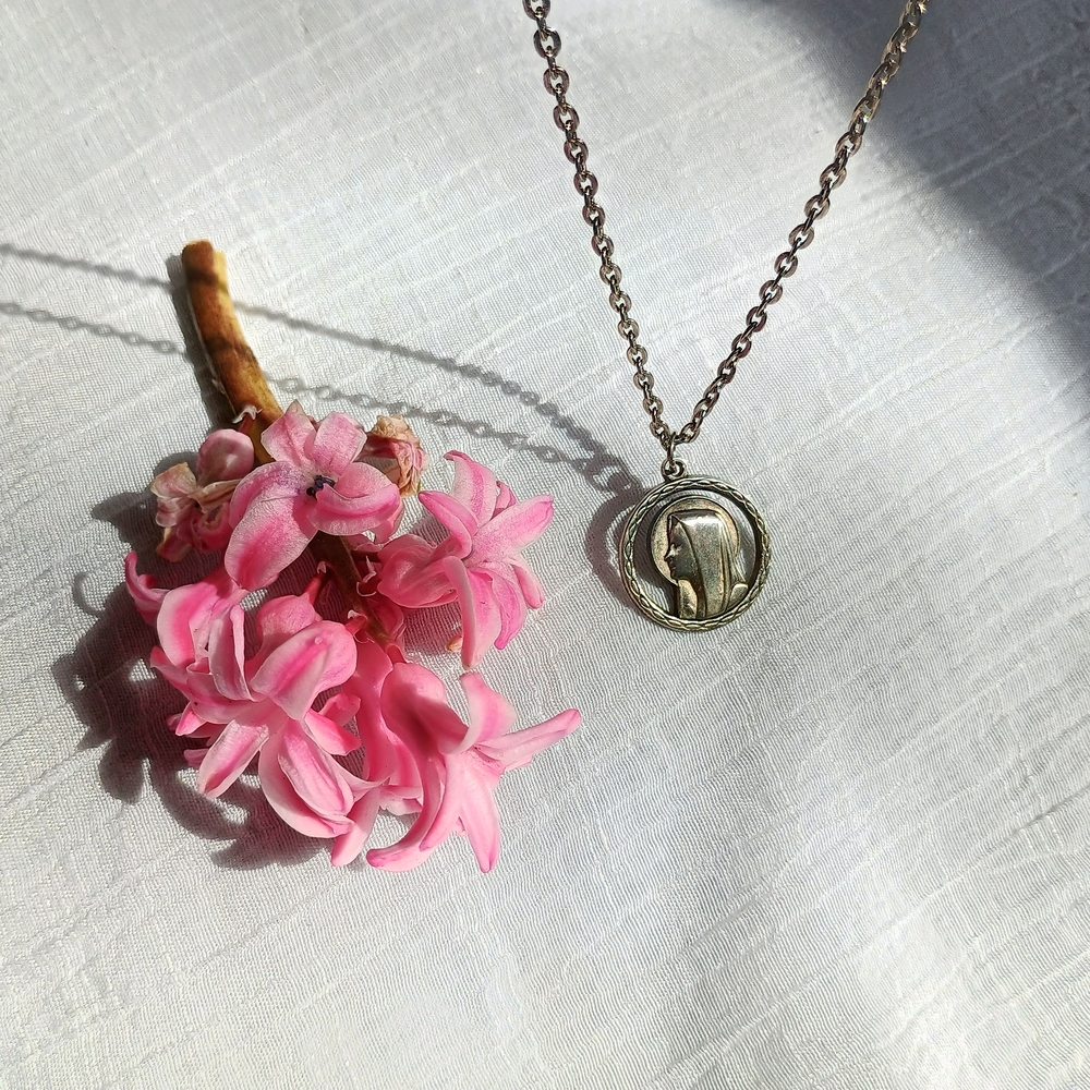 ✨ DIVINE FEMININE ✨ VTG Art Deco style silver tone Mary double-sided necklace